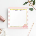 Bloc de notas personalizado de banda rosa y Rubor<br><div class="desc">Este bloc de notas personalizado presenta un delicado fondo de banda rosa, borde dorado FAUX, y un grupo de peonías en tonos ondulados de bonito. Coordina con nuestras suites invitadas de rayas rosadas y Rubor Peony, artículos de oficina, artículos para el hogar y accesorios. Personalizar con un monograma, nombre o...</div>