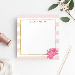 Bloc de notas personalizado de Rubor Stripe and Pi<br><div class="desc">El notepad personalizado de moda cuenta con un fondo de rayas blancas y rosas de moda,  un Relieve metalizado de oro falso y una flor de peonía color agua rosa vibrante. Personalizar con un monograma,  nombre o texto de su elección.</div>
