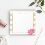 Bloc de notas personalizado Gris Stripe & Pink Peo<br><div class="desc">El notepad personalizado de moda cuenta con un fondo de rayas grises y blancas de paloma pastel,  un borde de Relieve metalizado de oro falso y una flor de peonía color agua rosa vibrante. Personalizar con un monograma,  nombre o texto de su elección.</div>