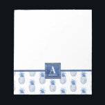 Bloc De Notas Piña Monograma azul de color blanco<br><div class="desc">Personalice este bloc de notas de piña en monograma azul y blanco. Un tema tropical de verano fresco. ¡Así que bonito para tu oficina!  Diseñado para ti por Blackberry Boulevard</div>