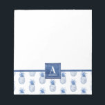 Bloc De Notas Piña Monograma azul de color blanco<br><div class="desc">Personalice este bloc de notas de piña en monograma azul y blanco. Un tema tropical de verano fresco. ¡Así que bonito para tu oficina!  Diseñado para ti por Blackberry Boulevard</div>
