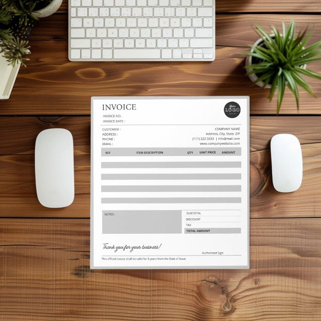 Bloc De Notas Plantilla de factura moderna de pequeñas empresas  (Modern Grey Small Business Invoice Template Notepad desk top mock up)