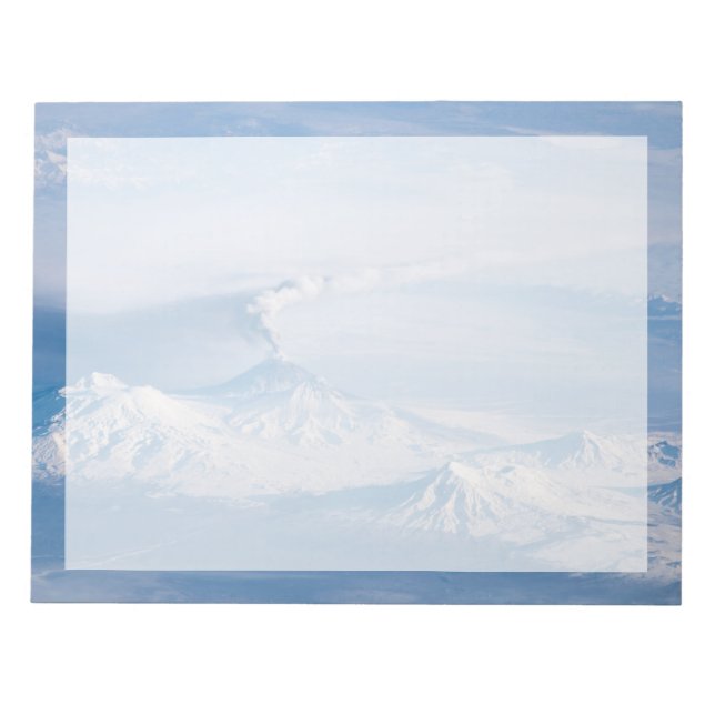 Bloc De Notas Pluma Emanando Del Volcán Kliuchevskoi. (Frente)