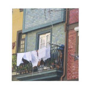 Bloc De Notas Portugal, Oporto (Porto). Mujer colgando ropa
