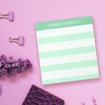 Bloc De Notas Puntos y franjas de Polka verde de menta añaden su<br><div class="desc">Pancarta personalizada de color verde menta con punto de polka y rayas en un suave tono verde menta pastel y tu nombre en blanco contra un verde menta más oscuro. Talla de tiras y puntas de polka verde de menta personalizada con tu nombre en letras blancas. Agarra tus notas en...</div>