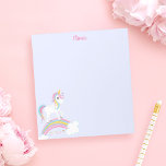 Bloc De Notas Púrpura de unicornio arcoiris mágico personalizado<br><div class="desc">Cuesta muela de unicornio con estrellas y un arco iris sobre un fondo morado claro. ¡Personaliza con su nombre para hacer un regalo divertido para un chica!</div>
