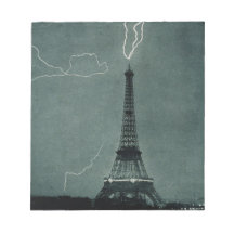 Relámpago que impacta la Torre Eiffel
