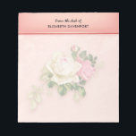 Bloc de notas rosa y rosa blanco<br><div class="desc">Un cuaderno con un ramo de rosa florido con flores blancas y rosas. El fondo es rosa con un patrón floral. Bonito y diseño elegante.</div>