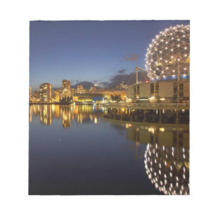 Bloc De Notas Science World y CBD reflejados en False Creek,