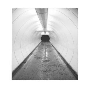Bloc De Notas Singapur. Un túnel peatonal iluminado en