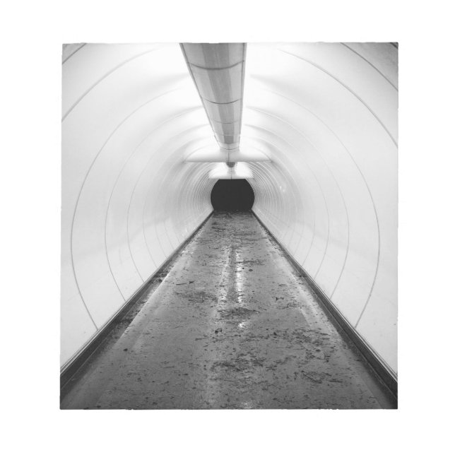 Bloc De Notas Singapur. Un túnel peatonal iluminado en (Frente)