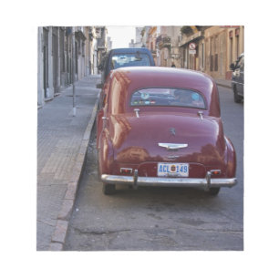 Bloc De Notas Un clásico coche rojo antiguo Peugeot estacionado 