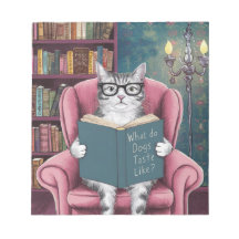 Un gato gracioso leyendo un libro