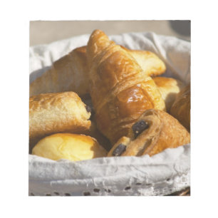 Bloc De Notas Una cesta de mimbre para el desayuno con croissant