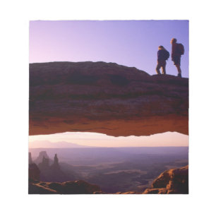 Bloc De Notas Una pareja observa el amanecer desde la cima del A