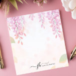 Bloc De Notas Wisteria suave acuarela floral personalizada<br><div class="desc">Este bloc de notas personalizado presenta delicadas flores de glicinia en cascada en suaves tonos pastel, creando un diseño sereno y elegante de acuarela. Perfecto para los amantes de las flores, los amantes del jardín y los amantes de las papelería romántica. Personalizar el texto de abajo para un toque personal,...</div>