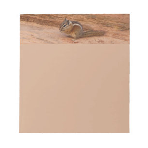 Bloc De Notas Zion Chipmunk sobre las rocas rojas