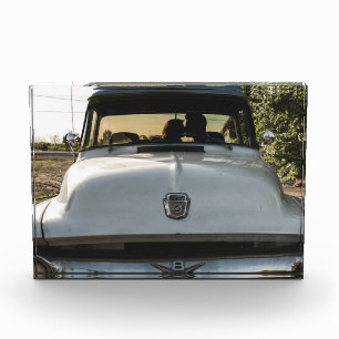 Bloque de Foto de Coche Antiguo y Pareja Besándose