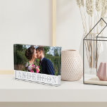 Bloque de fotos Boda personalizado<br><div class="desc">Elegante bloque de fotos de bodas muestra tu foto boda horizontal o paisajista favorita. Su apellido o apellido aparece debajo de gris moda con sus nombres y fecha de boda sobre una franja blanca transparente.</div>