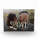 Bloque Para Fotos Amor Moderno Monograma Personalizado de Boda para<br><div class="desc">Celebra tu historia de amor con esta impresión de monograma de parejas de foto de boda personalizada de Amor Moderno — un recuerdo atemporal diseñado para convertir tu momento favorito en decoración elegante para el hogar. Con la foto que elijas combinada con un monograma contemporáneo y limpio, esta obra de...</div>