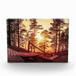 Bloque Para Fotos Atardecer sobre un sendero de madera en un bosque 
