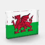 Bloque Para Fotos Bandera celta del Dragón Rojo en Gales y Gales<br><div class="desc">El destino de un dragón: una nueva bandera para los celtas — Inspirado por el rico tapiz de la historia celta y la mitología, el diseño de la bandera incorpora el simbolismo celta tradicional y un poderoso dragón rojo. La paleta de colores de la bandera, con un verde vibrante y...</div>