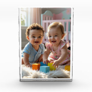 Bloque Para Fotos Bebé lindo niño y niña jugando en una guardería il