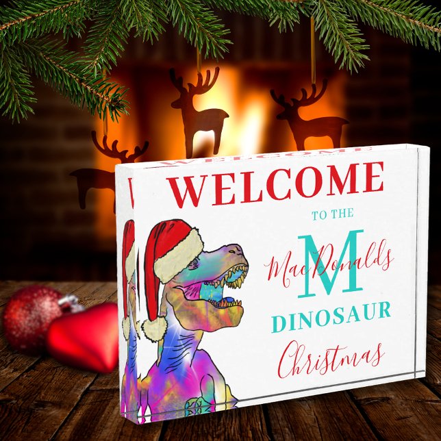 Bloque Para Fotos Bienvenida a Navidades de dinosaurios personalizad (Christmas dinosaur T-Rex wearing a Santa hat personalized family name holiday welcome photo block)