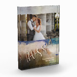 Bloque Para Fotos Boda AGRADECIDA Acuarela<br><div class="desc">Este encantador bloque de fotos presenta la palabra AGRADECIDA en una hermosa letra dorada junto con cualquier otra información que desees incluir bordeada por una hermosa impresión de acuarela. Crea un recuerdo para regalar como obsequio o para ti mismo.</div>