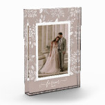 Bloque Para Fotos Botánicos de bodas elegantes<br><div class="desc">Este encantador bloque fotográfico muestra su foto favorita rodeada de un hermoso borde de follaje blanco, puntos y bayas sobre un fondo de taupe. CAMBIAR el color de fondo para COINCIDIR con la foto. CAMBIAR el texto de FOREVER a cualquier cosa - CONSEJO: coloque el texto entre los dos cuadrados...</div>