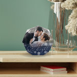 Bloque Para Fotos Casado y brillante | Boda de Navidades<br><div class="desc">Un bonito personalizado para los recién casados adornado con copos de nieve en un degradado azul marino que contrasta. "Casado y brillante" aparece en elegantes letras blancas. Un recuerdo único para tus primeros Navidades casados.</div>