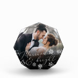 Bloque Para Fotos Casado y brillante | Boda de Navidades<br><div class="desc">Un bonito personalizado para los recién casados adornado con copos de nieve en un degradado oscuro que contrasta. "Casado y brillante" aparece en elegantes letras blancas. Un recuerdo único para tus primeros Navidades casados.</div>