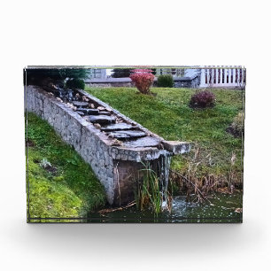 Bloque Para Fotos Cascada en un Hermoso Jardín – Naturaleza Salvaje