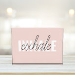 Bloque Para Fotos Cita moderna de inhalación por inhalación de tinta<br><div class="desc">Cita moderna de inhalación por inhalación de tinta rosada en el pasto</div>