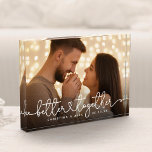 Bloque Para Fotos Corazón de casamiento personalizado con guión mode<br><div class="desc">placa fotográfica de pareja personalizado,  compromiso o boda con un diseño moderno de guión para el corazón que lee MEJOR JUNTOS junto a sus nombres y fecha.</div>