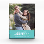 Bloque Para Fotos EDITABLE COLOR Cursivo Mr. y Mrs. Family Photo<br><div class="desc">Este bloque de fotos de nombre de familia cursiva Mr. y Mrs. Family Name con un color de fondo editable (para cambiar el botón del personalizar) presenta "Mr. and Mrs." en letra cursiva, nombre de familia, y debajo de una línea delgada, indique el título de su foto como cuando se...</div>