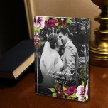 Bloque Para Fotos Elegante Boda floral magenta verde recién casado<br><div class="desc">Este magnífico bloque de fotos tiene hermosos arreglos florales en las esquinas superior izquierda y inferior derecha, escondiendo el mensaje de personalizable recién casado, nombres de recién casados y fecha del evento. La caligrafía inglesa y los sencillos tipos de letra serif le dan el toque final de elegancia. Solo tienes...</div>