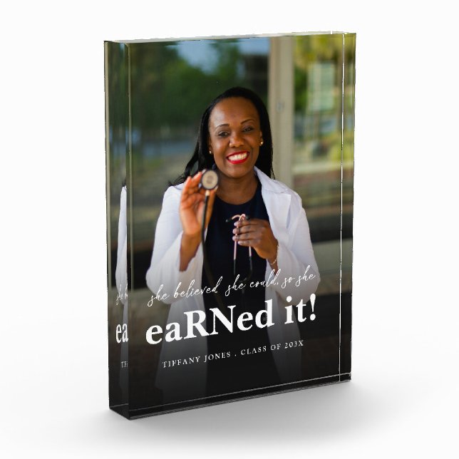 Bloque Para Fotos Ella Creía Que Podía Licenciar A Una Enfermera. (Izquierda)