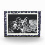 Bloque Para Fotos Geométrico Retro Azul de Decoración Hanukkah Perso<br><div class="desc">Guarde un recuerdo divertido de su tarjeta anual de vacaciones familiares con este bloque de fotos de keepsake,  totalmente personalizado con su texto,  nombres y foto.</div>