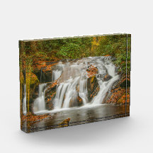 Hermosa cascada de riachuelo Dukes en Georgia