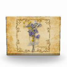 Hermosas flores beige secas de época con nombre