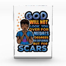 Melanin Queen, una mujer cristiana negra, reza ant