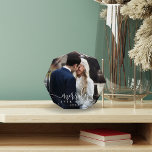 Bloque Para Fotos Merrily Ever después | Boda de vacaciones<br><div class="desc">Cree un hermoso boda que mantenga a estos Navidades con este bloque de fotos acrílicas independiente. El diseño festivo presenta su foto horizontal/orientada al paisaje con "alegre siempre después" en una combinación de moda de escritura blanca moderna de caligrafía y tipos de letra de bloques. Personalice con el año.</div>