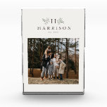 Bloque Para Fotos Monograma ruso personalizado<br><div class="desc">Esta placa vertical de una foto muestra un prominente monograma rodeado de ramas festivas rústicas. Esto hace un gran regalo para recién casados o un gran uso de una foto familiar como regalo para padres,  abuelos y más.</div>