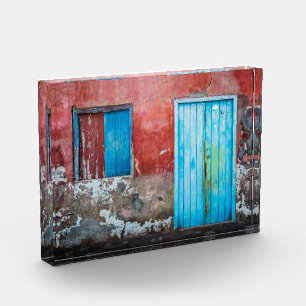 Bloque Para Fotos Muro rojo, azul y gris, puerta y ventana