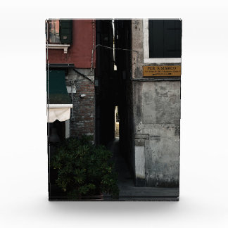 Bloque Para Fotos Narrow venetian alleyway (2024)