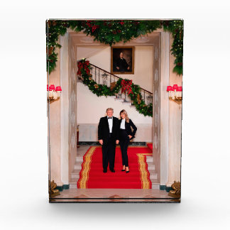 Bloque Para Fotos Navidad acerca al presidente Donald Trump y a Mela