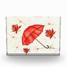 Paraguas rojos luminosos y hojas rojas acuarela