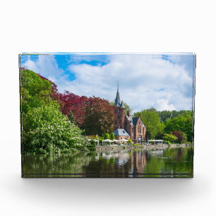 Bloque Para Fotos Pequeño castillo cerca del lago en Brujas, Bélgica