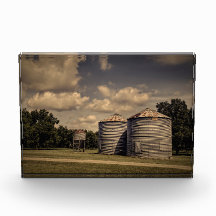 Silos rústicos en una escena somnolienta bajo nube